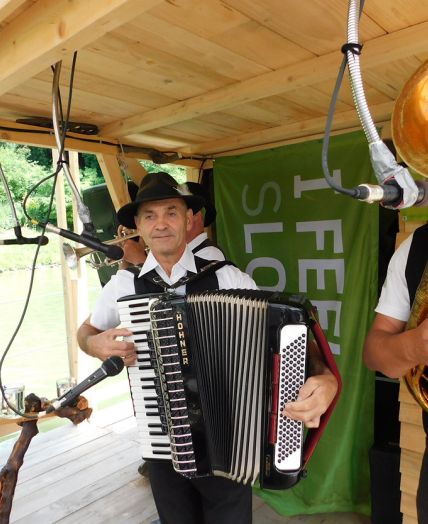 Livemusik auf dem Floß
