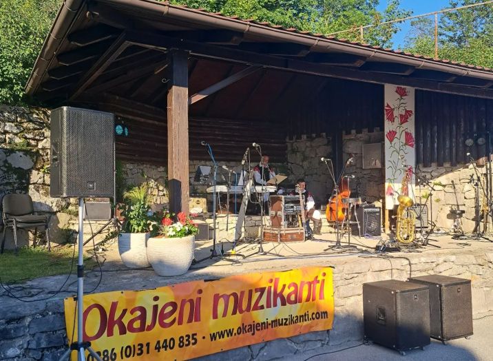 Musikensembles wie Okajeni Muzikanti haben in Slowenien eine lange Tradition