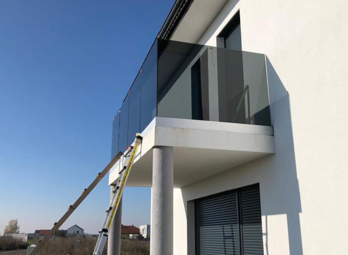 Kontaktieren Sie uns für die Herstellung und Montage von INOX-Geländern!