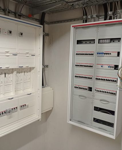 Abschlussarbeiten und Inbetriebnahme elektrischer Systeme