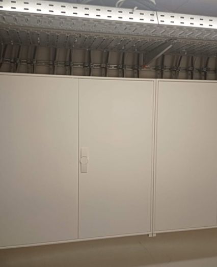 Parametrieren von Schaltschränken vor Ort und Kabelverlegung