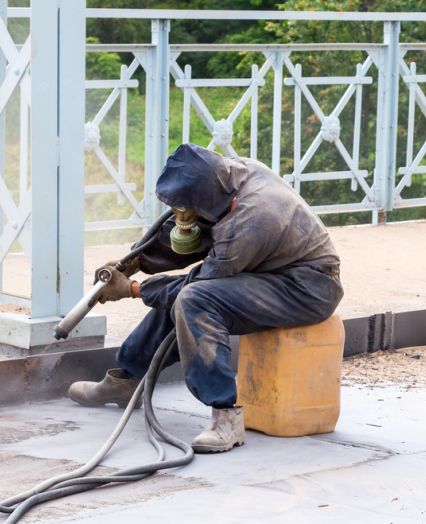 Zuverlässiges montieren von Metallkonstruktionen
