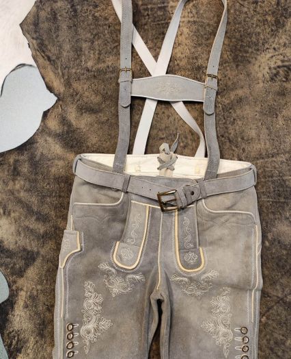 Traditionelle österreichische Trachten aus Graz, Klagenfurt & Salzburg