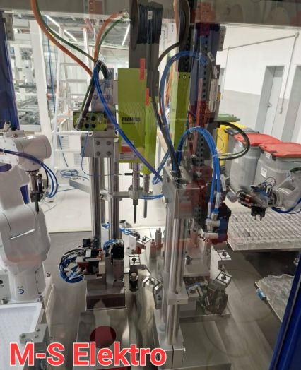 Montage und das Anschluss von Schaltschrankanlagen