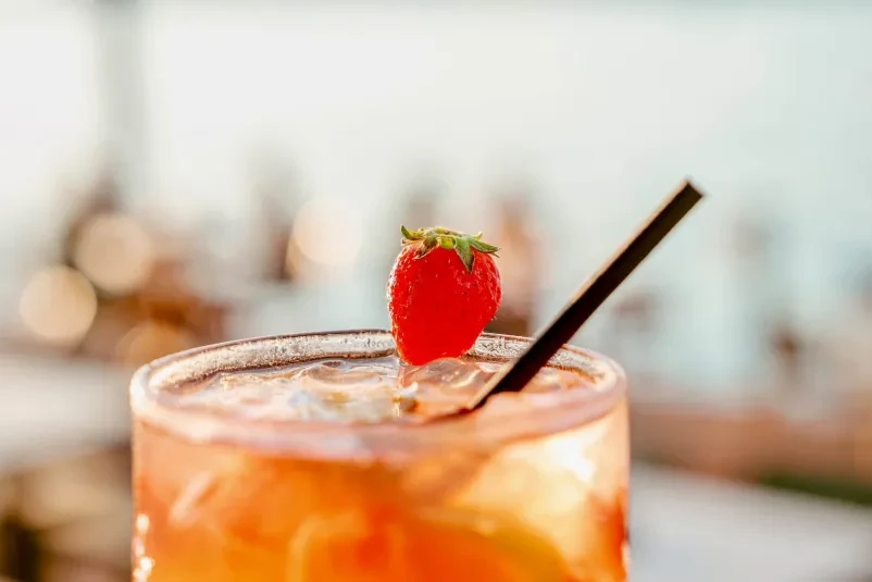 Cocktails, food and evenings by the sea