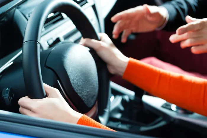 In der Fahrschule kann man einen Führerschein für verschiedene Arten von Fahrzeugen machen