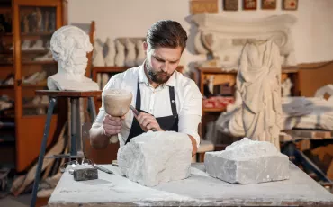Vom Rohstein zum Kunstwerk mit Steinmetzarbeiten