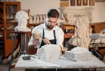 Vom Rohstein zum Kunstwerk mit Steinmetzarbeiten