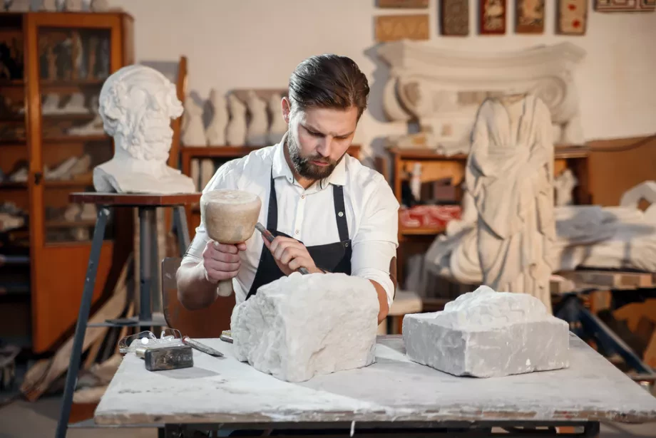 Vom Rohstein zum Kunstwerk mit Steinmetzarbeiten