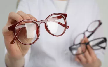 Welche Sehhilfe passt zu mir: Brille oder Kontaktlinsen?