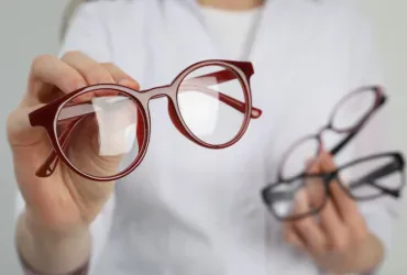 Welche Sehhilfe passt zu mir: Brille oder Kontaktlinsen?