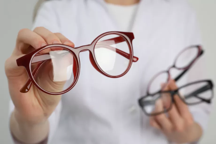 Welche Sehhilfe passt zu mir: Brille oder Kontaktlinsen?